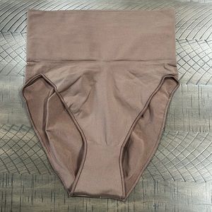 New Skims core control briefs. Color Oxide. Size L/XL